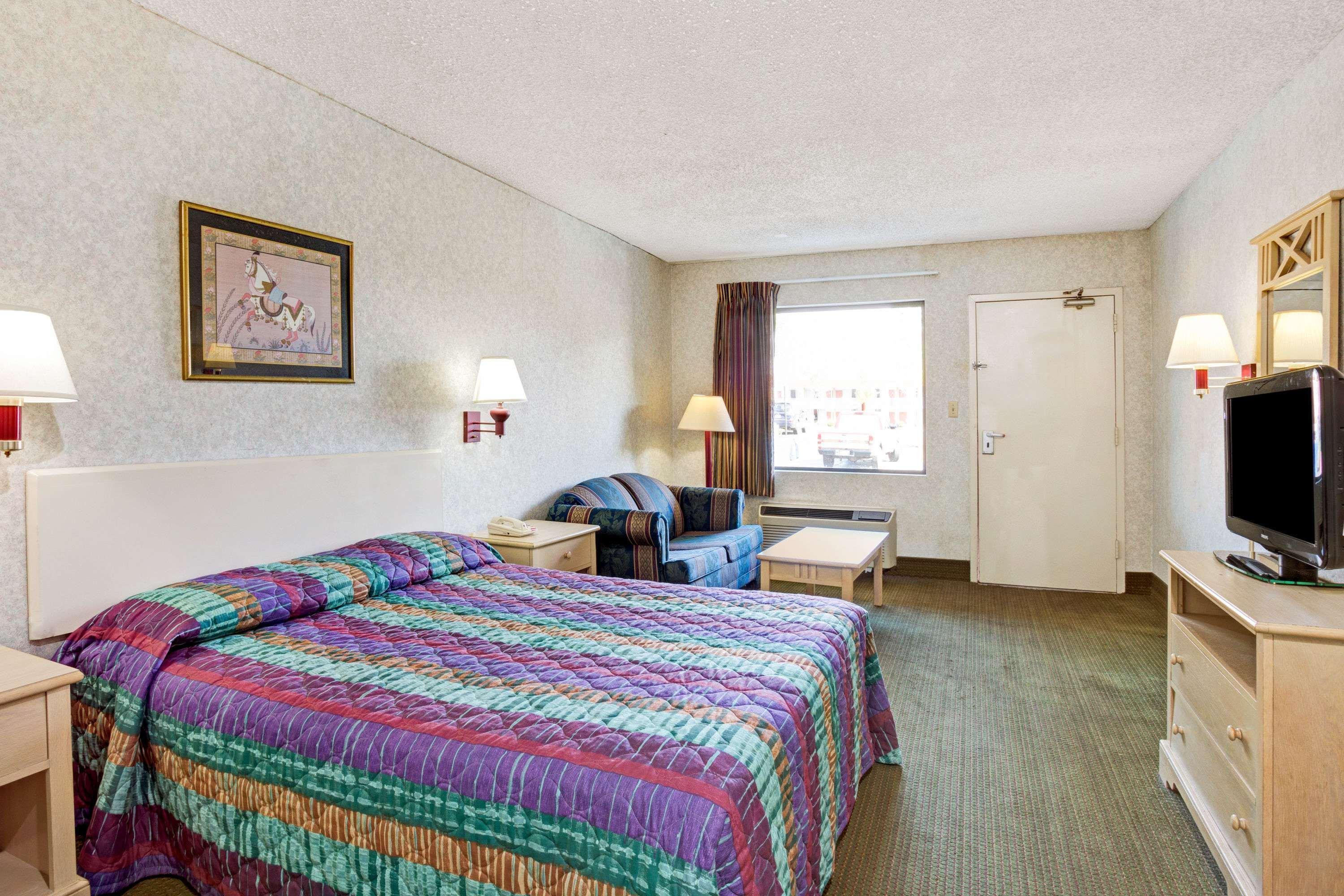 Super 8 By Wyndham Fredericksburg Hotel Exterior photo