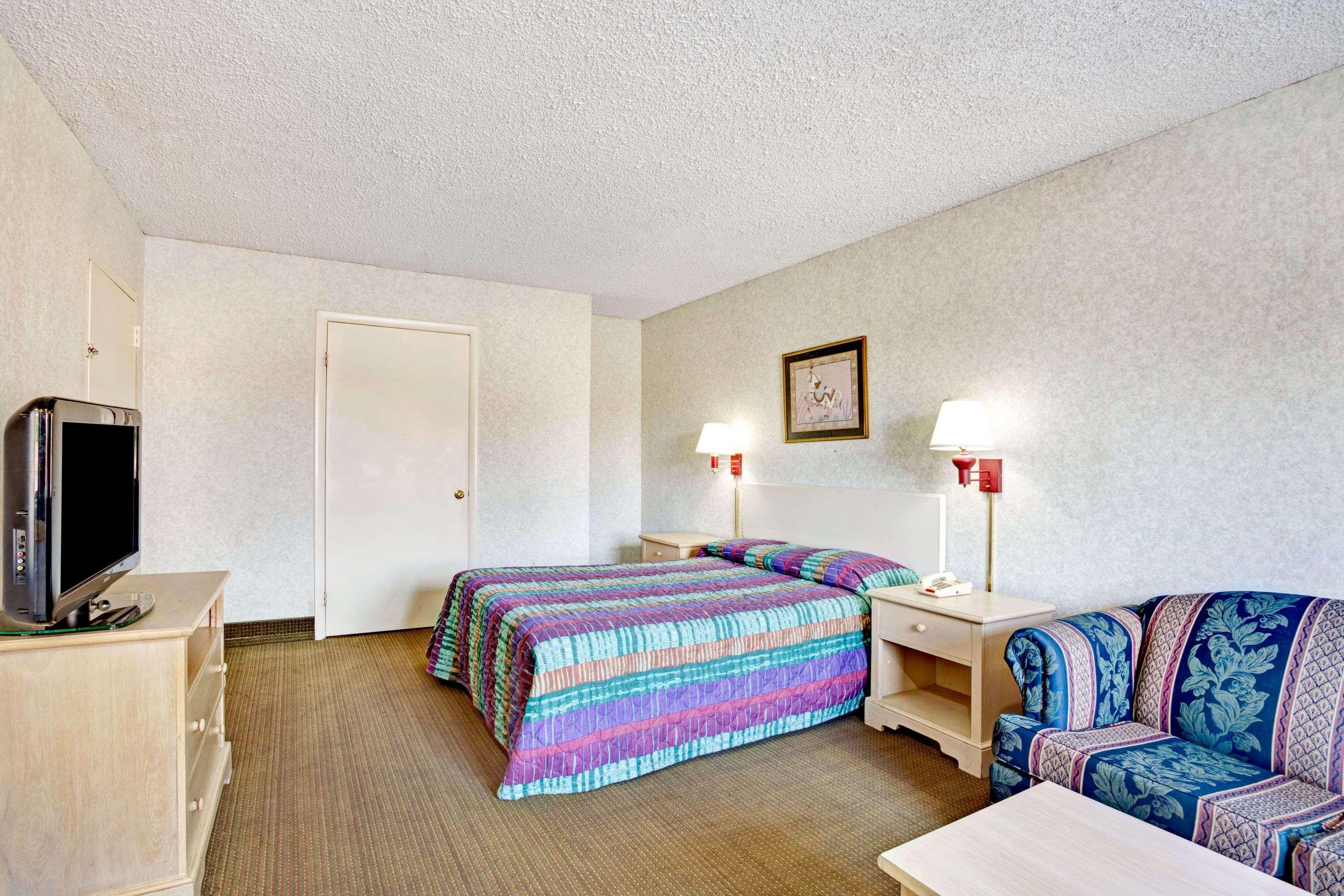 Super 8 By Wyndham Fredericksburg Hotel Exterior photo