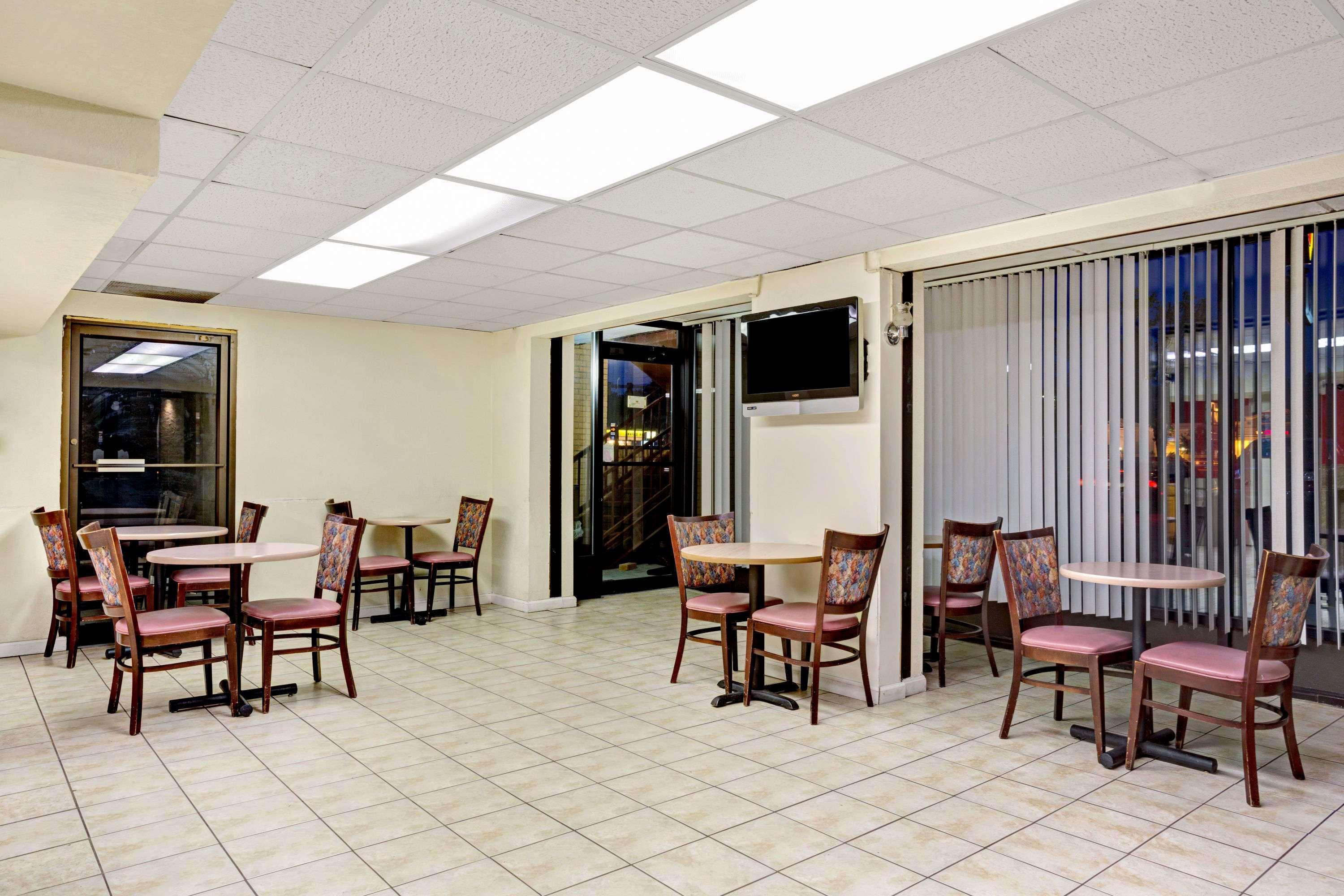 Super 8 By Wyndham Fredericksburg Hotel Exterior photo