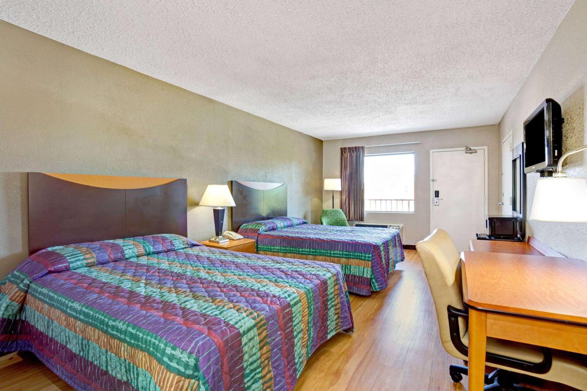 Super 8 By Wyndham Fredericksburg Hotel Exterior photo